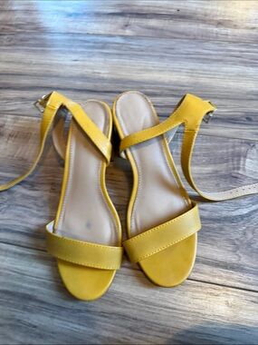Express Women's Yellow Ankle-Strap Sandals